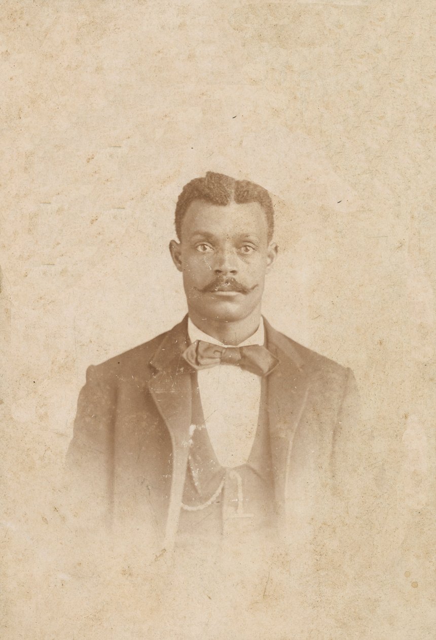 Fotografie muže v obleku, vestě a kravatě, 80. léta 19. století - 1900. od J. W. Taylor