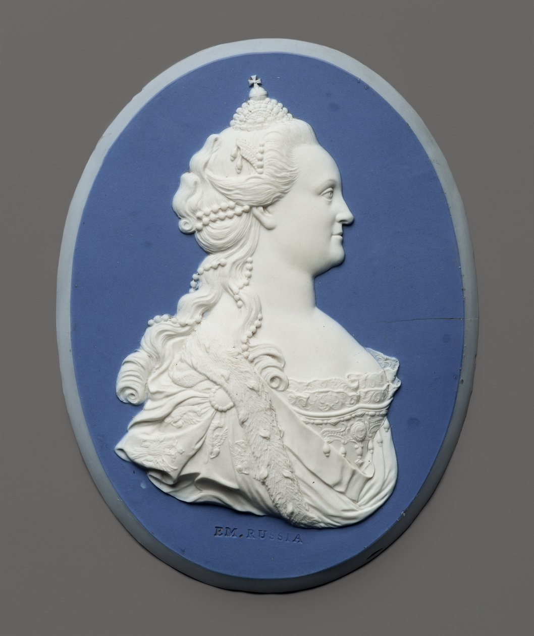 Portrétní medailon ruské carevny Kateřiny II., kolem roku 1775 (jasperware) od J. and Bentley Wedgwood