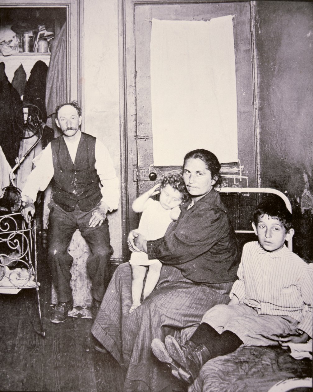 Rodina přistěhovalců, Lower East Side, New York City, kolem roku 1910 (černobílá fotografie) od Jacob August Riis