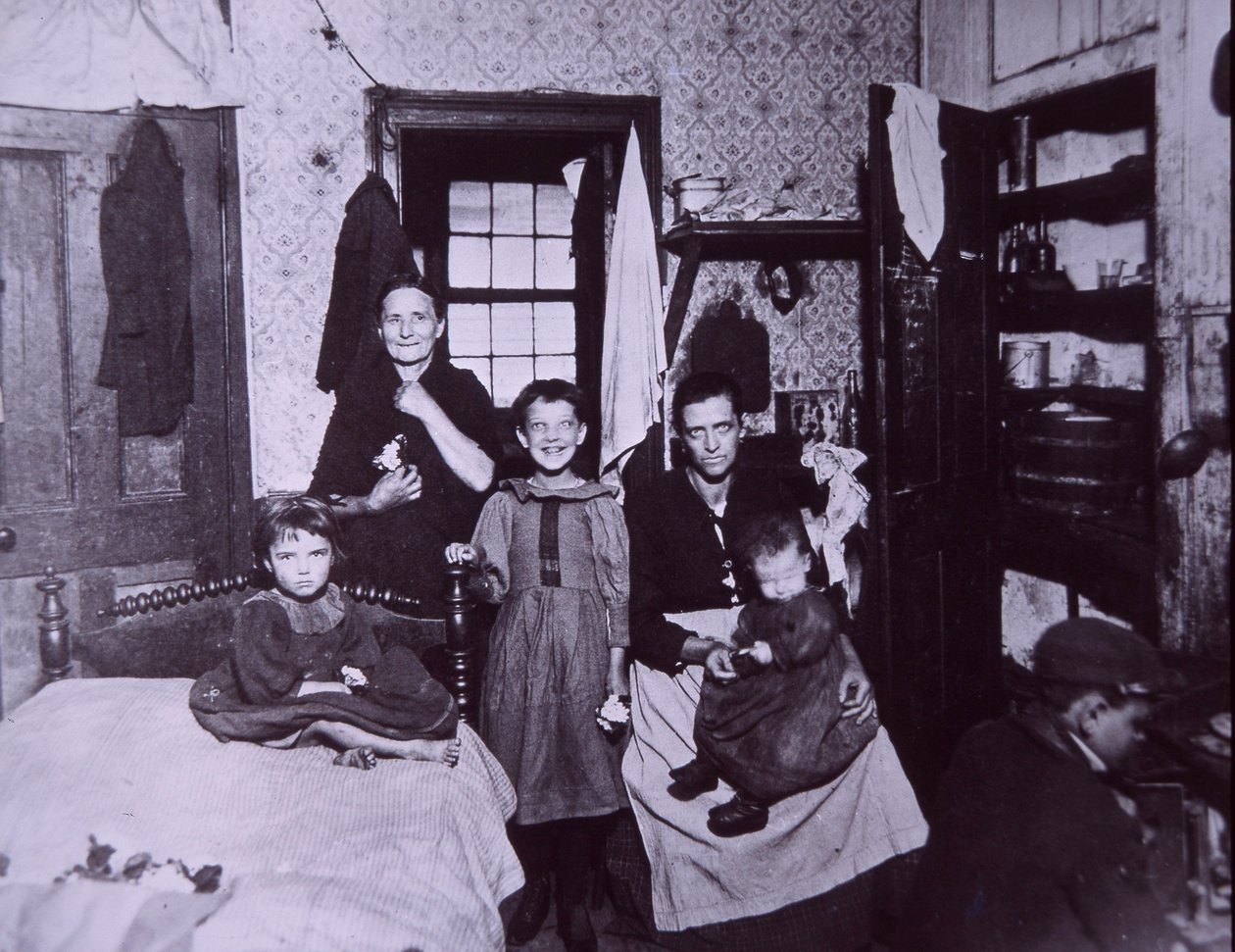 Obydlí ve slumu, New York City kolem roku 1905 (černobílá fotografie) od Jacob August Riis