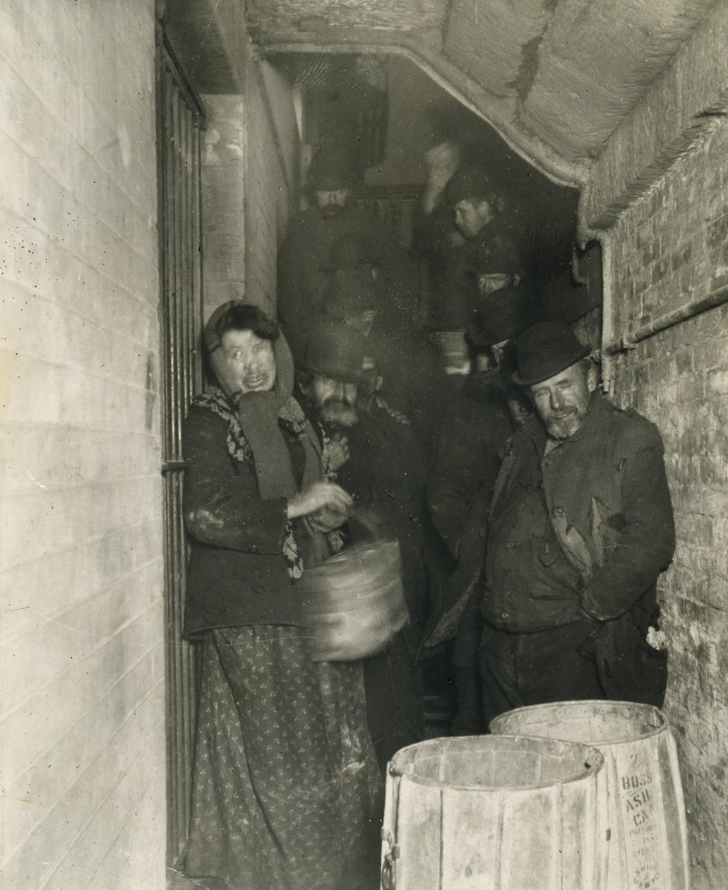 Čekání na propuštění na stanici Mulberry Street od Jacob August Riis