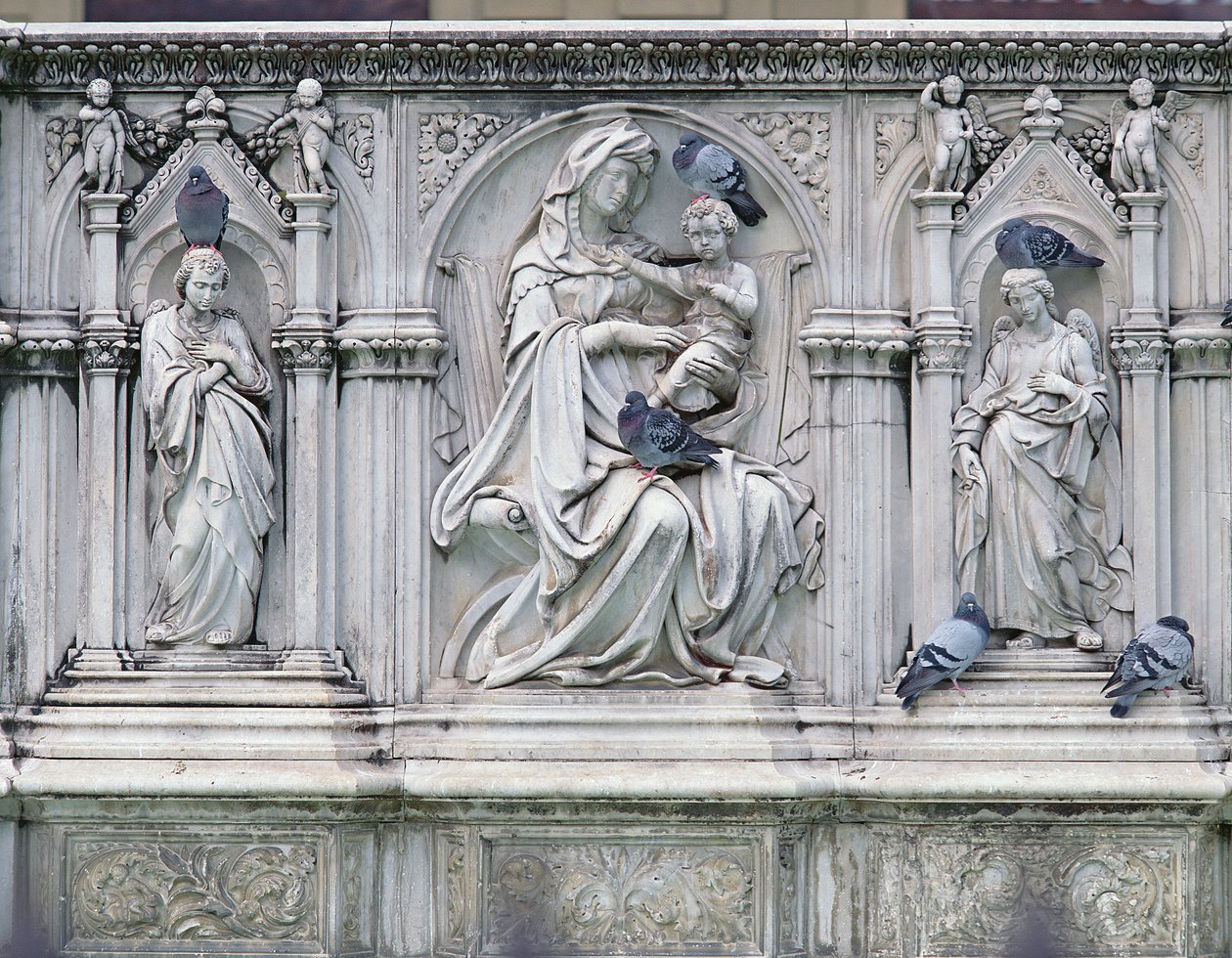 Panna a dítě se svatými, střední část Fonte Gaia, Siena, 1414-19 (mramor) od Jacopo della Quercia