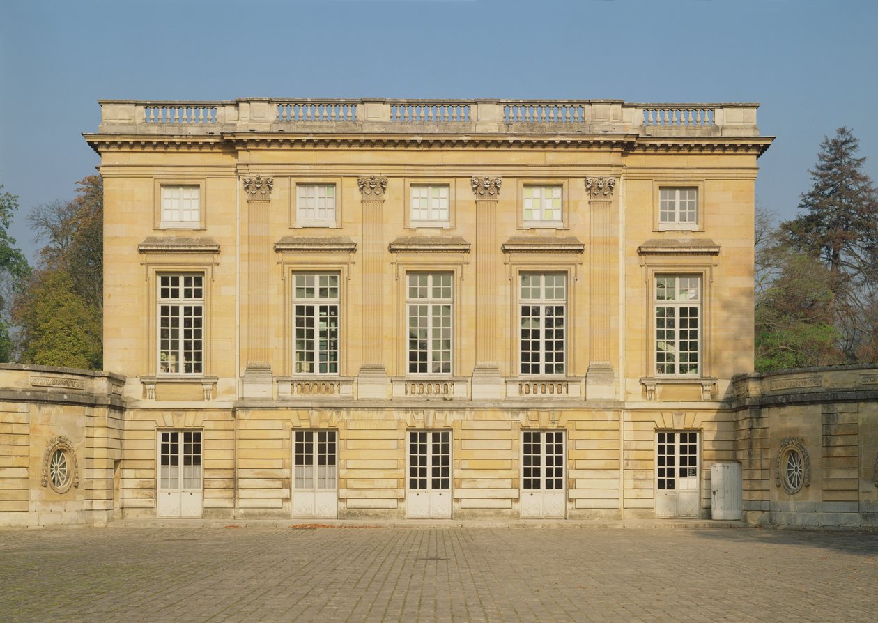 Pohled na nádvoří fasády Petit Trianon, postavený 1762-64 od Jacques Ange Gabriel