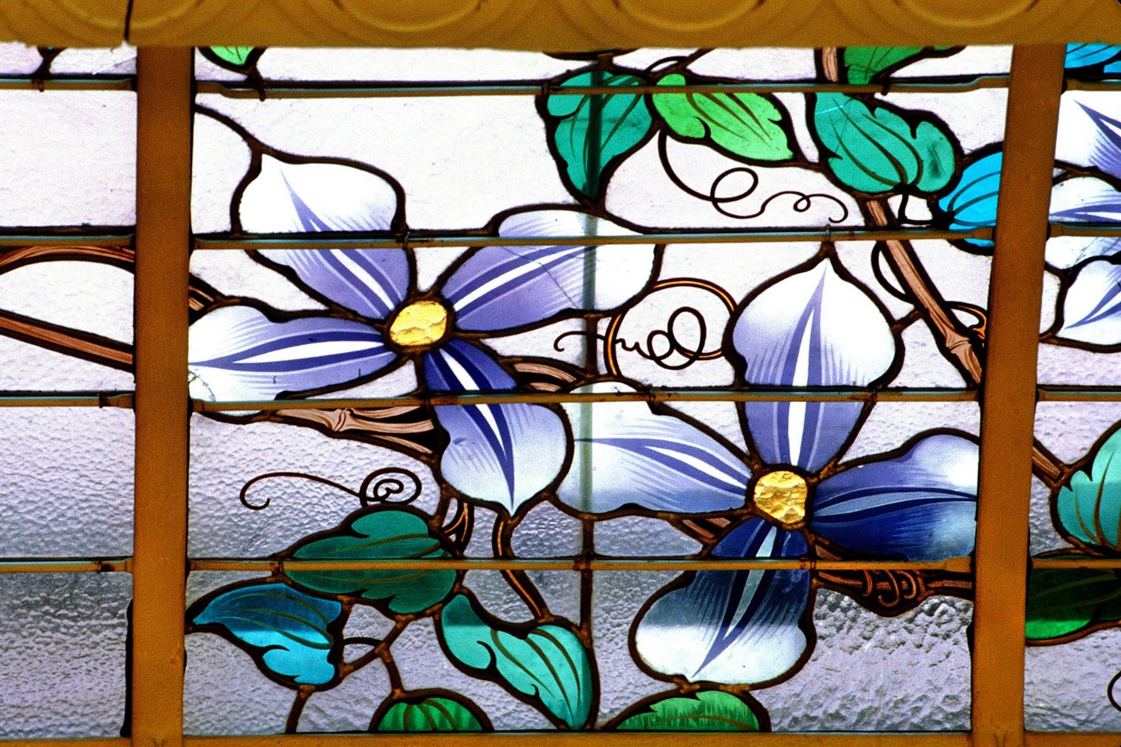 Nancy (departement 54), Art Nouveau, „“ La verriere aux Clematites““ (1901) - detail, Vitráže od Jacquese Grubera (1870-1936), v Credit Lyonnais, rue St Georges od Jacques Gruber