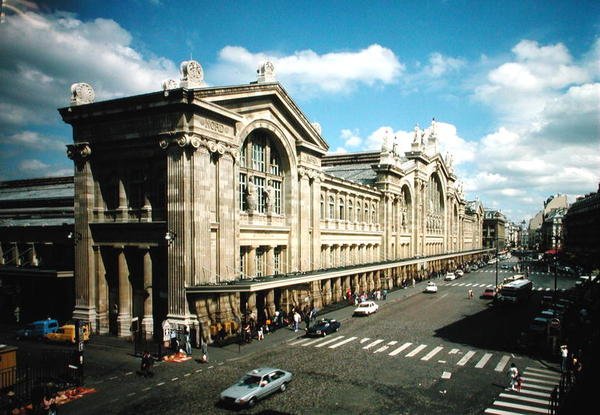 Pohled na průčelí Gare du Nord, postavené v letech 1861-63 od Jacques Ignace Hittorff