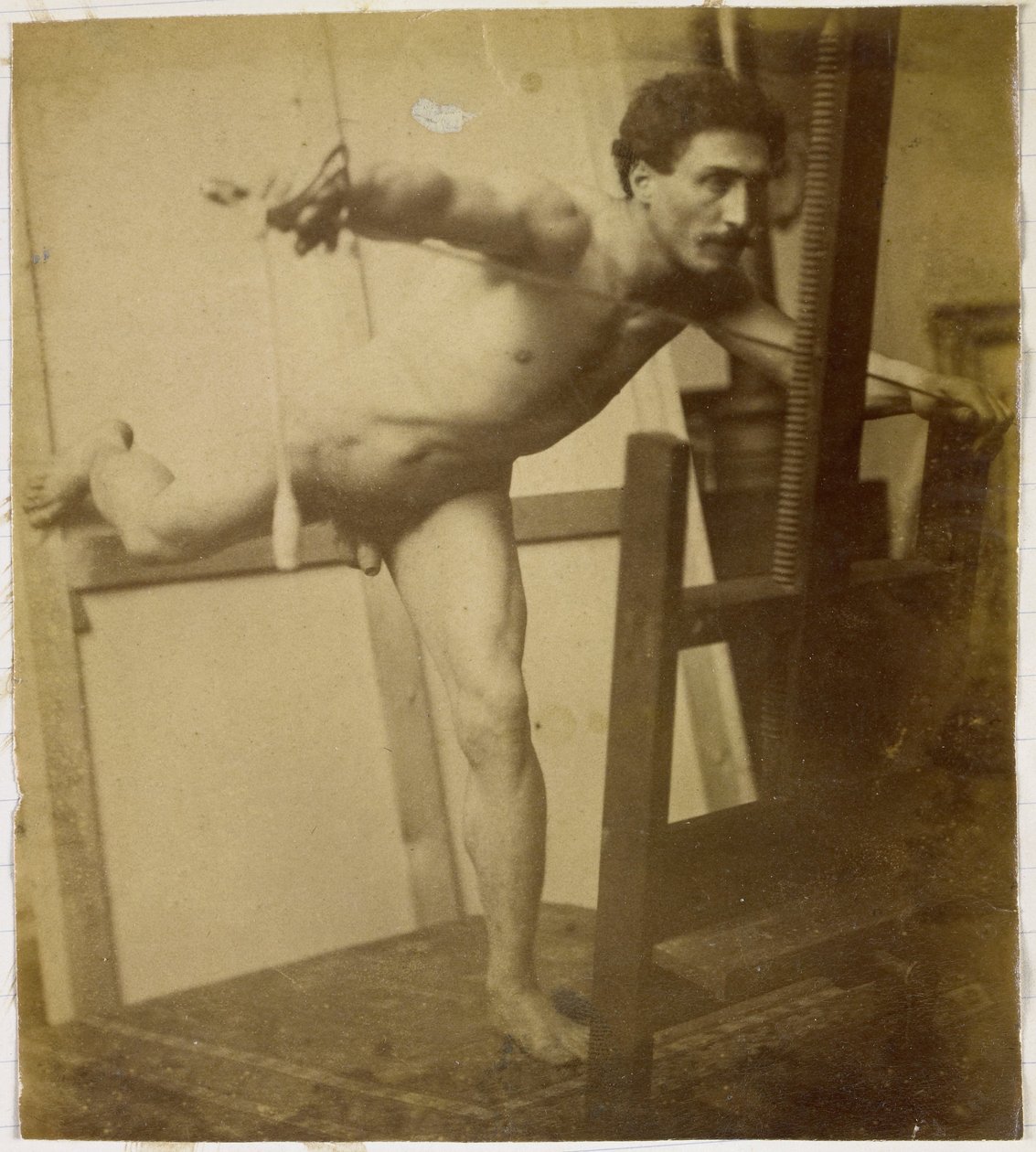 Studie modelu mužského aktu, nakloněného dopředu s pravou nohou dozadu, v ateliéru Jacquese de Lalaing od Jacques Lalaing (attributed to)