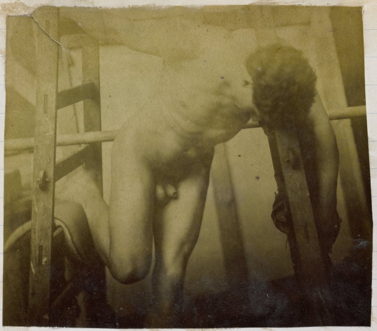 Studie modelu mužského aktu, naklánějícího se dopředu na dřevěném lešení, v ateliéru Jacquese de Lalaing od Jacques Lalaing (attributed to)