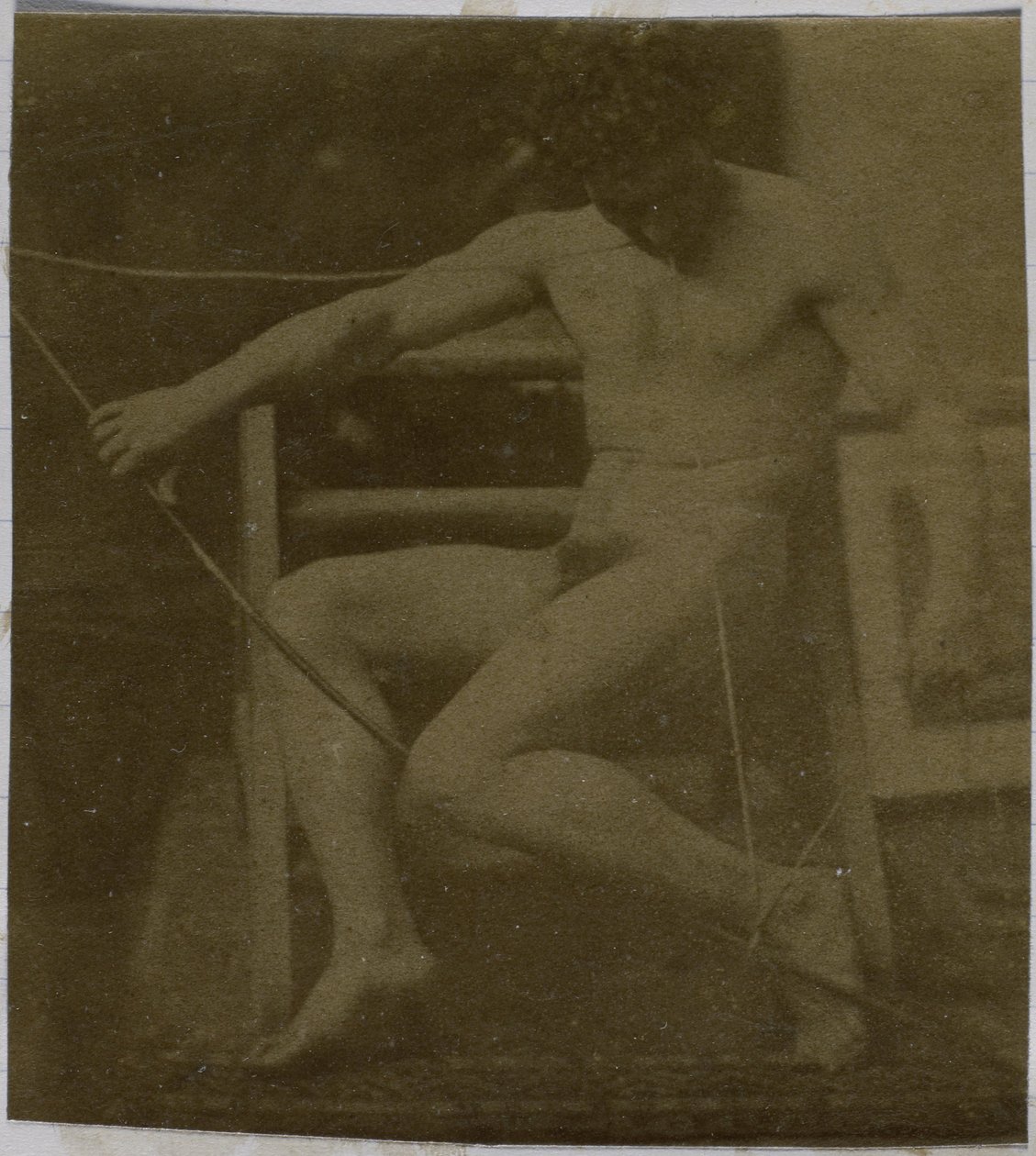 Studie mužského nahého modelu sedícího na schodu, při pohledu zepředu s provazem a lukem na klíně, v ateliéru Jacquese de Lalaing od Jacques Lalaing (attributed to)