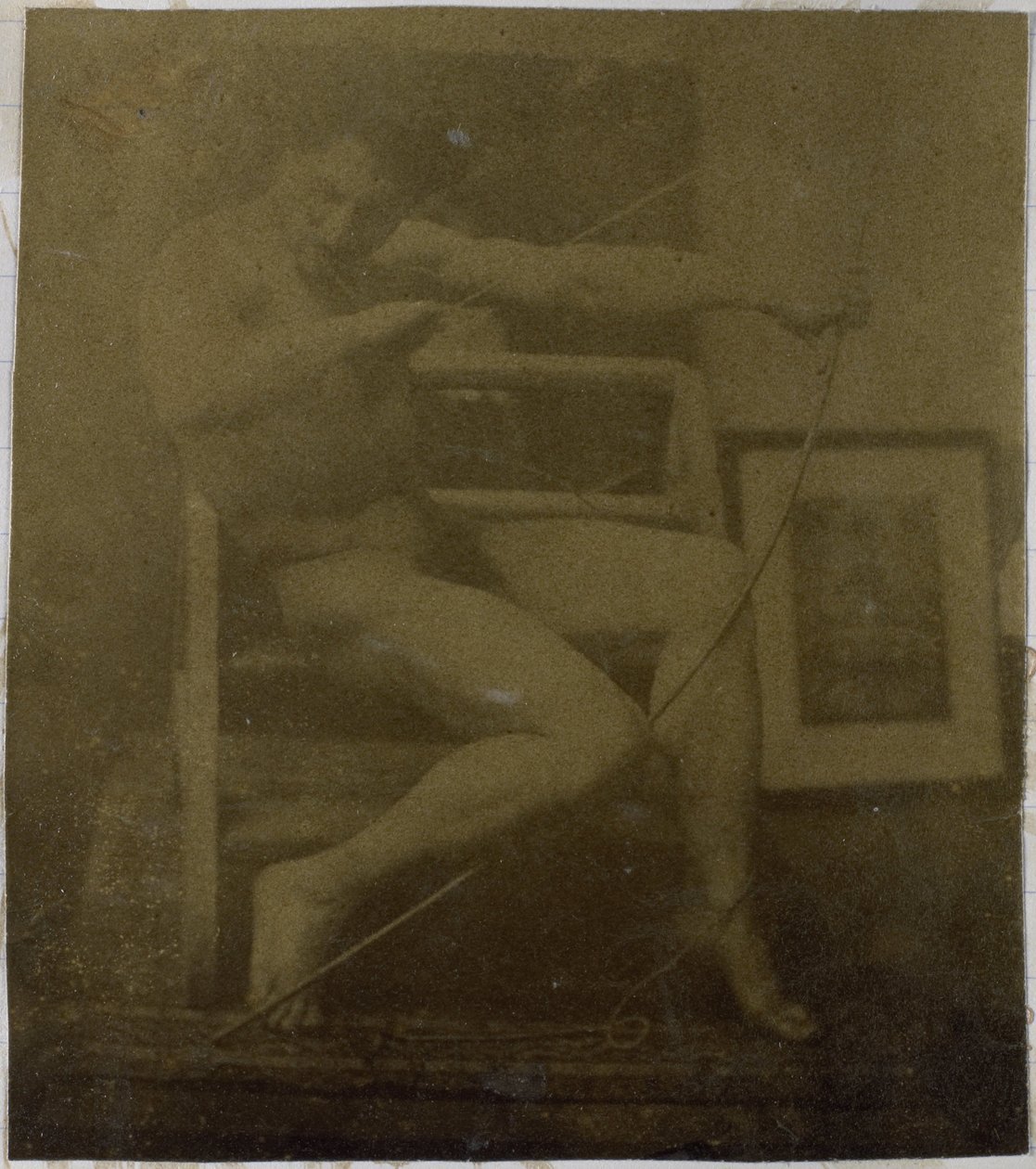 Studie mužského nahého modelu sedícího na schodu, při pohledu zepředu s provazem a lukem na klíně, v ateliéru Jacquese de Lalaing od Jacques Lalaing (attributed to)