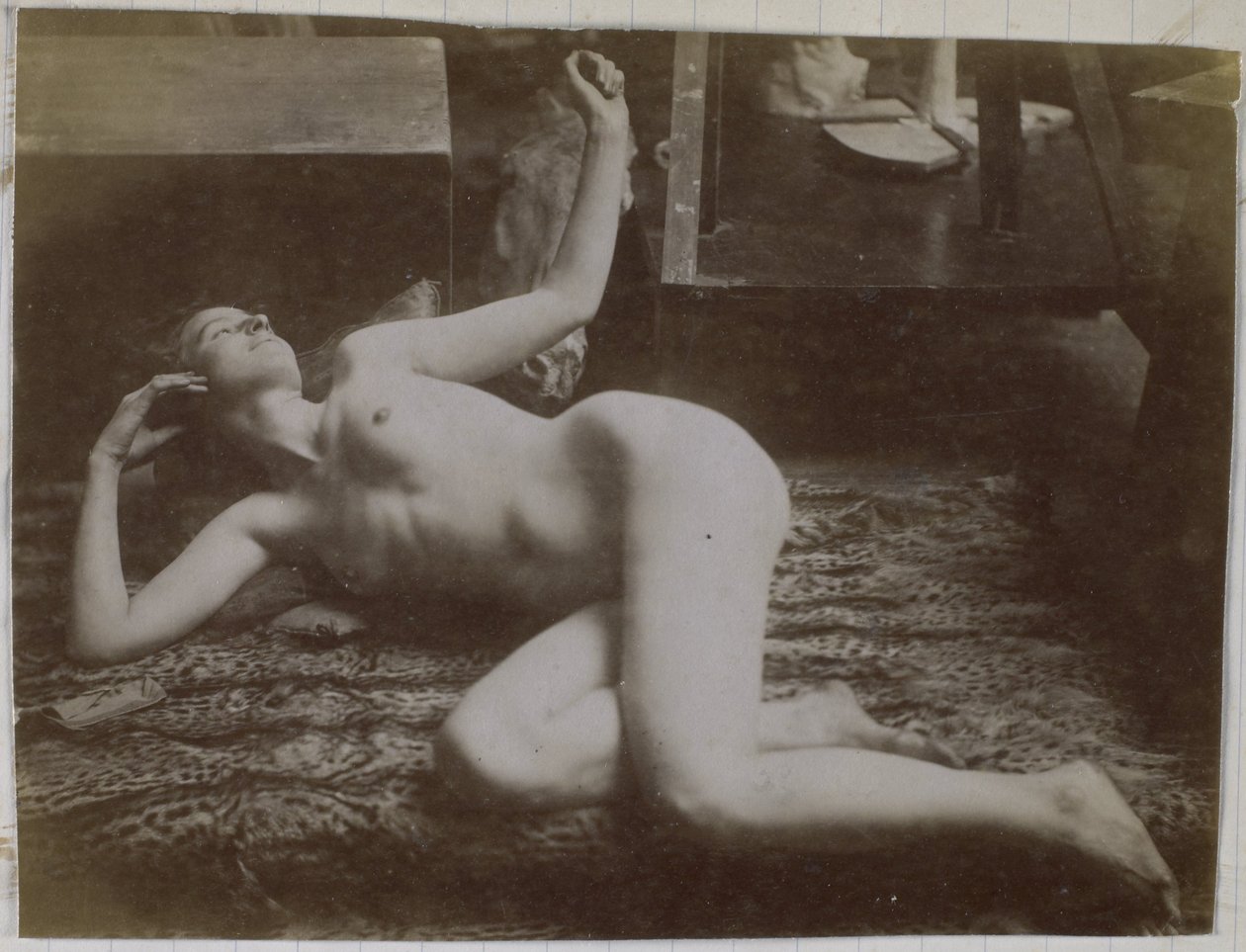 Studie nahé modelky ležící na tygří kůži v ateliéru Jacquese de Lalainga od Jacques Lalaing (attributed to)