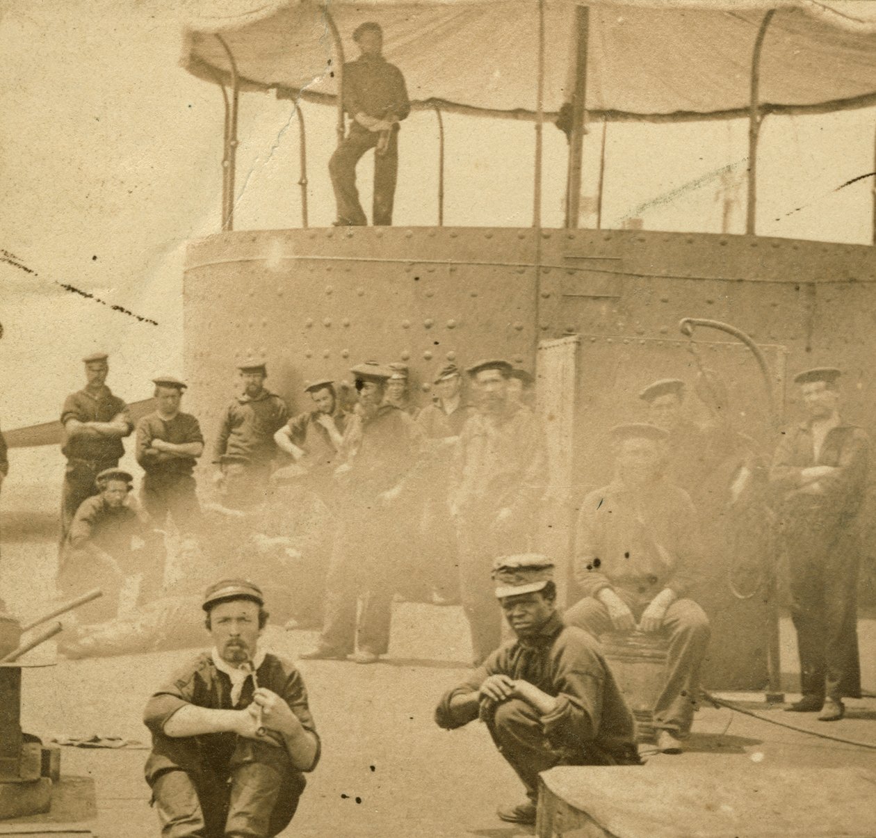 Posádka na palubě lodi USS Monitor, 1862 (sépiový tisk) od James F. Gibson