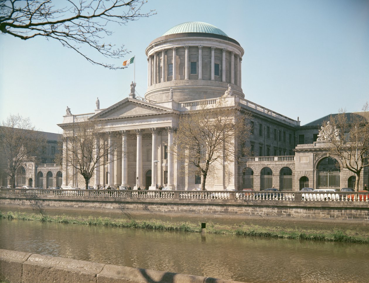 Four Courts, Dublin, při pohledu z řeky Liffey, postavený v letech 1796-1802 od James Gandon