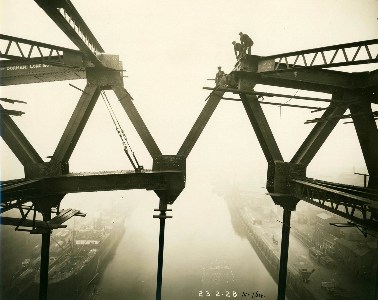 Most ve výstavbě Tyne Bridge, 23. února 1928 od James Geddie