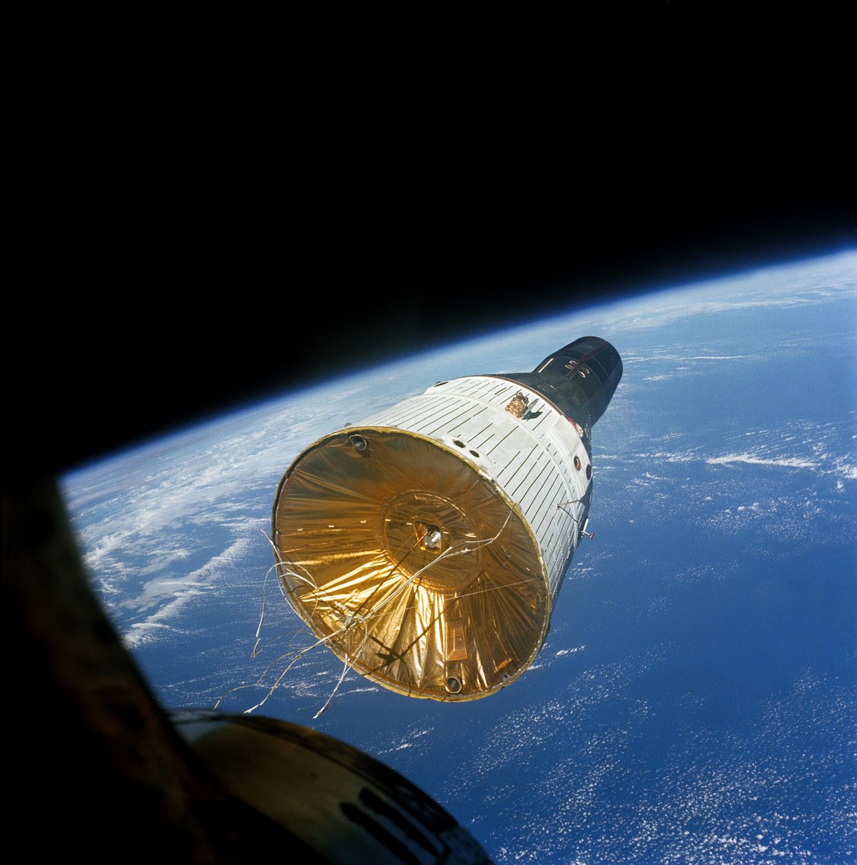 Gemini VI na oběžné dráze 160 mil 257 km nad Zemí, 15. prosince, od James A Lovell Jr