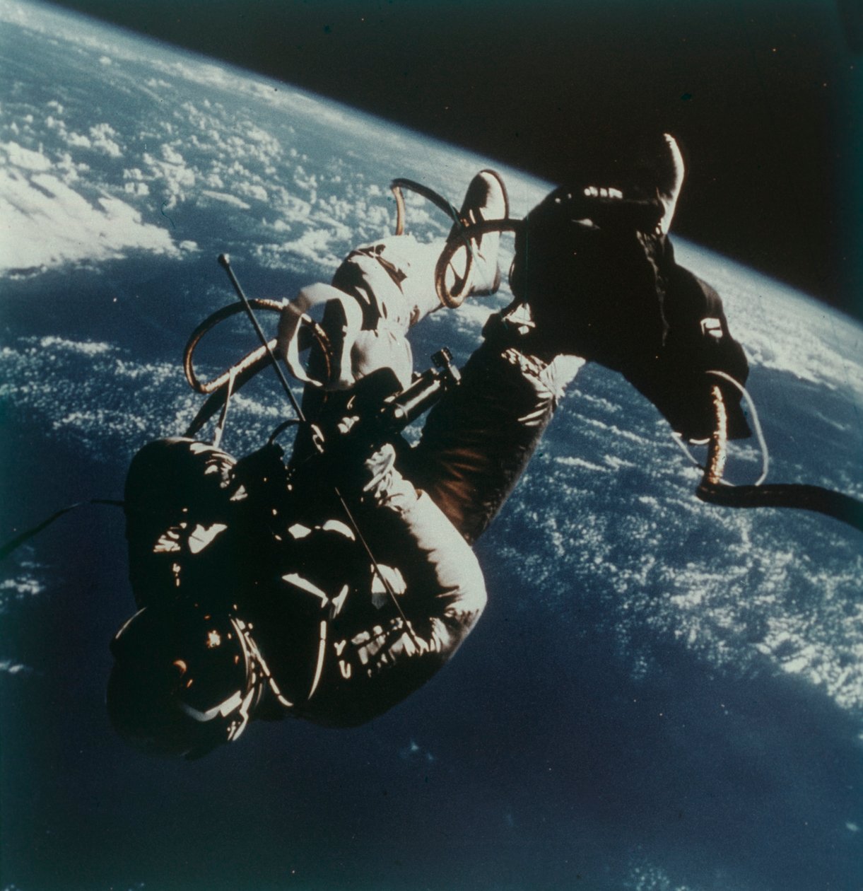 Astronaut Edward White provádí první americký výstup do vesmíru, 3. června 1965. od James A McDivitt