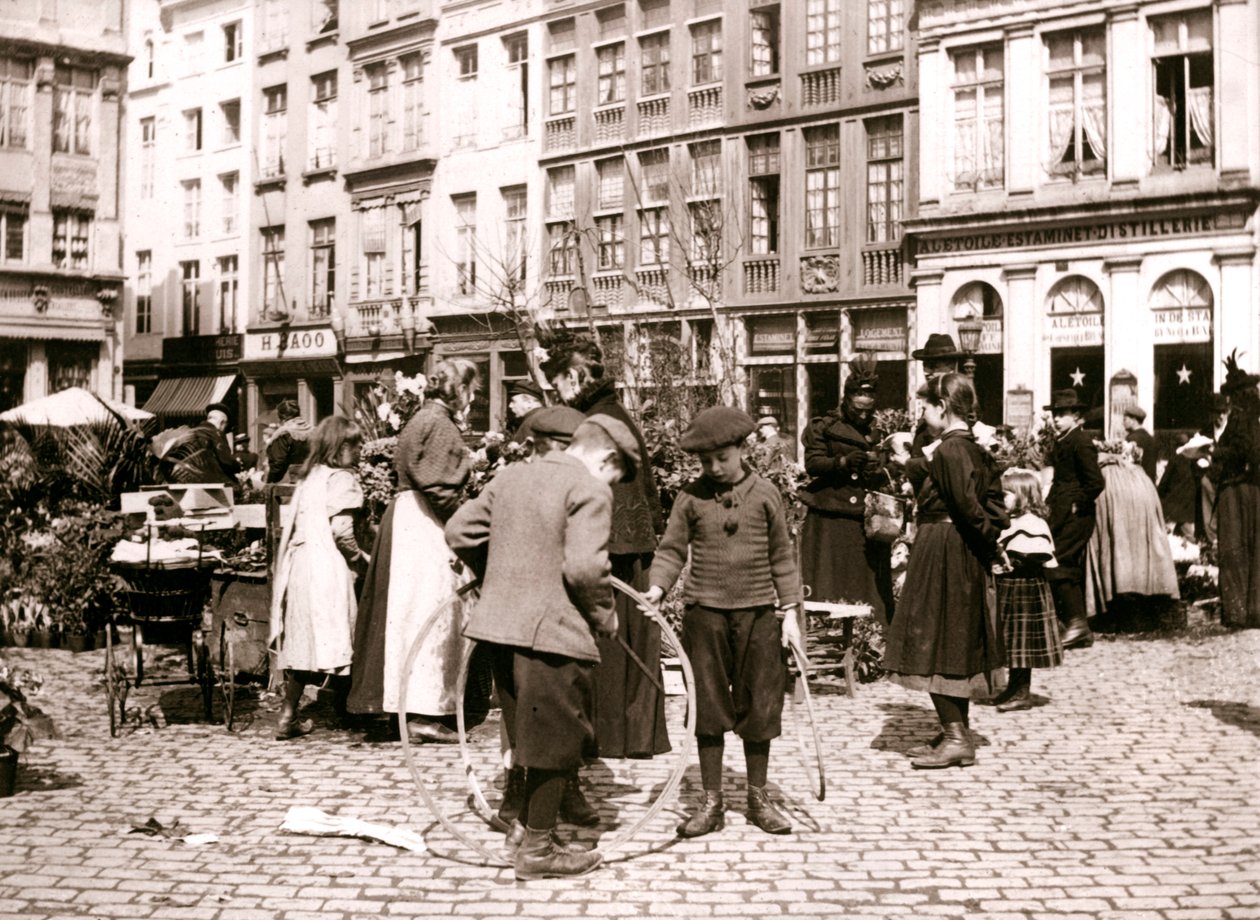 Chlapci s obručí na trhu, Rotterdam, 1898. od James Batkin