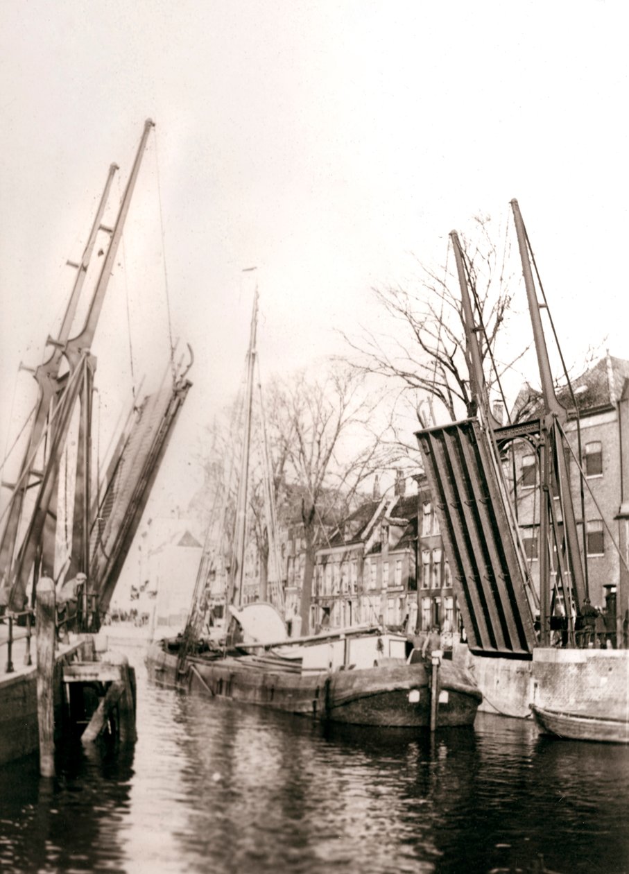 Most přes kanál a lodě, Dordrecht, Nizozemsko, 1898. od James Batkin