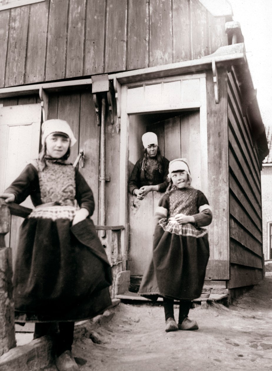 Dívky v tradičním oděvu, Marken Island, Nizozemsko, 1898. od James Batkin