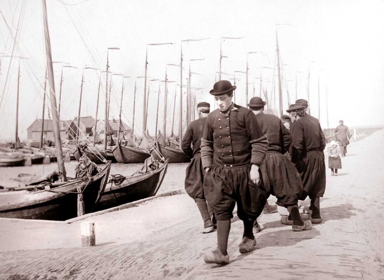 Muži v tradičním oděvu, Marken Island, Nizozemsko, 1898 od James Batkin