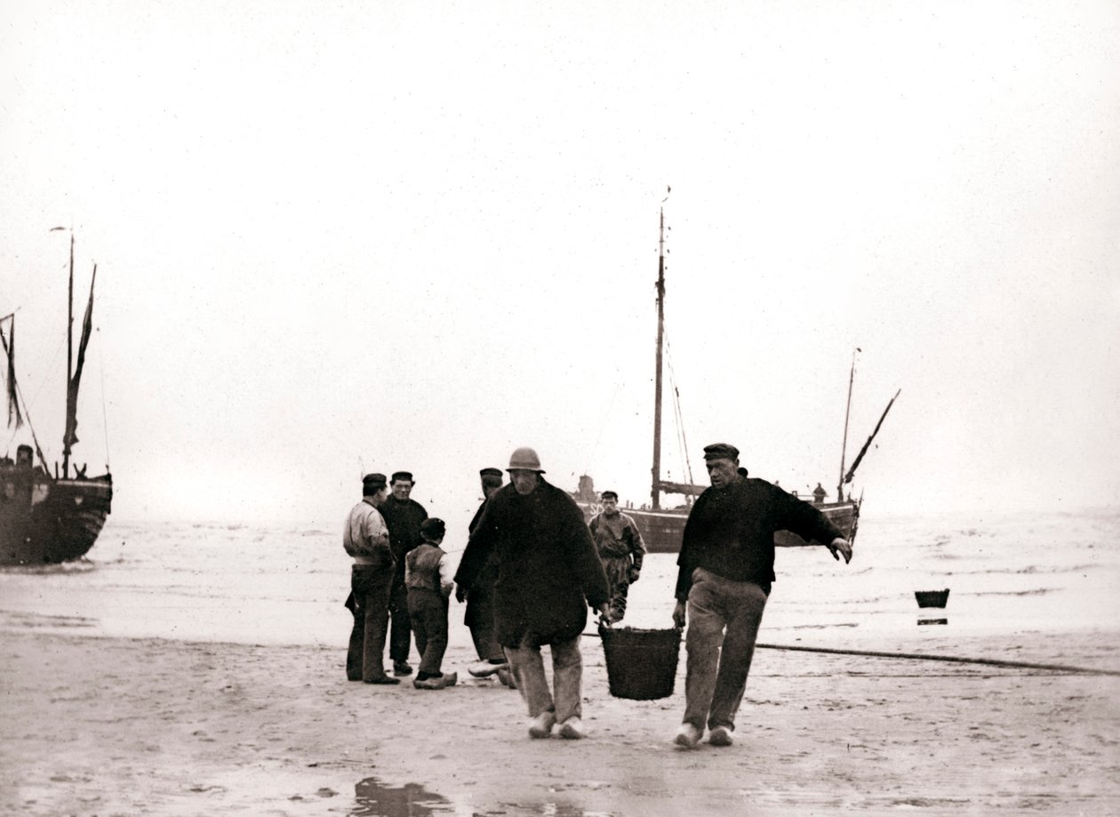 Muži na břehu, Scheveningen, Nizozemsko, 1898. od James Batkin
