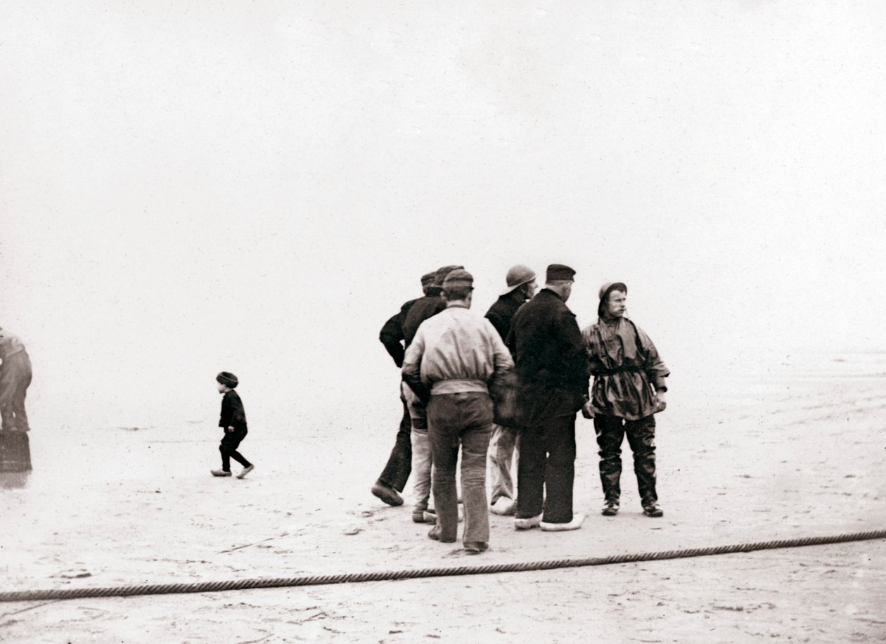 Muži na břehu, Scheveningen, Nizozemsko, 1898. od James Batkin