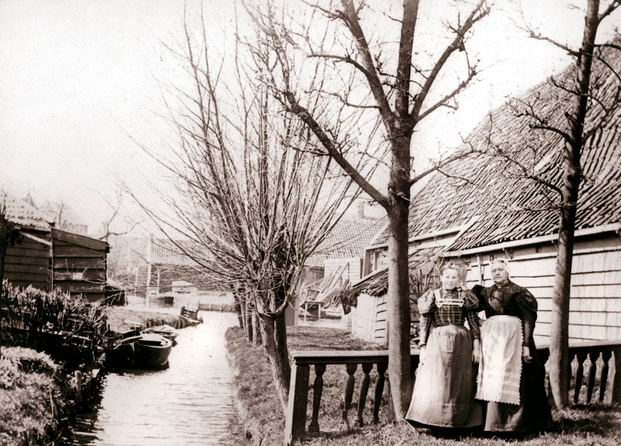 Dvě ženy na břehu kanálu, Broek, Nizozemsko, 1898. od James Batkin