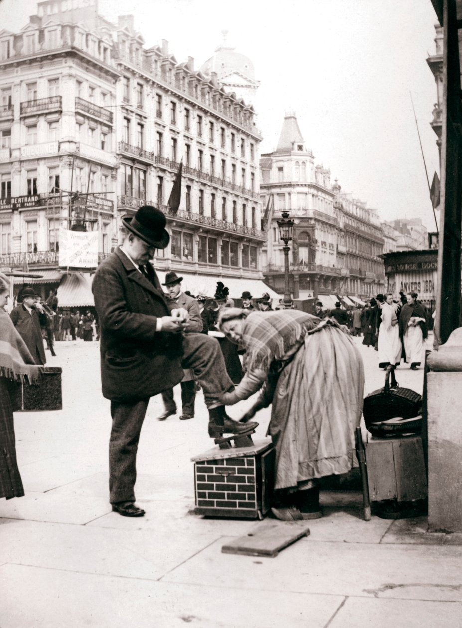Žena leštící boty, Brusel, 1898. od James Batkin