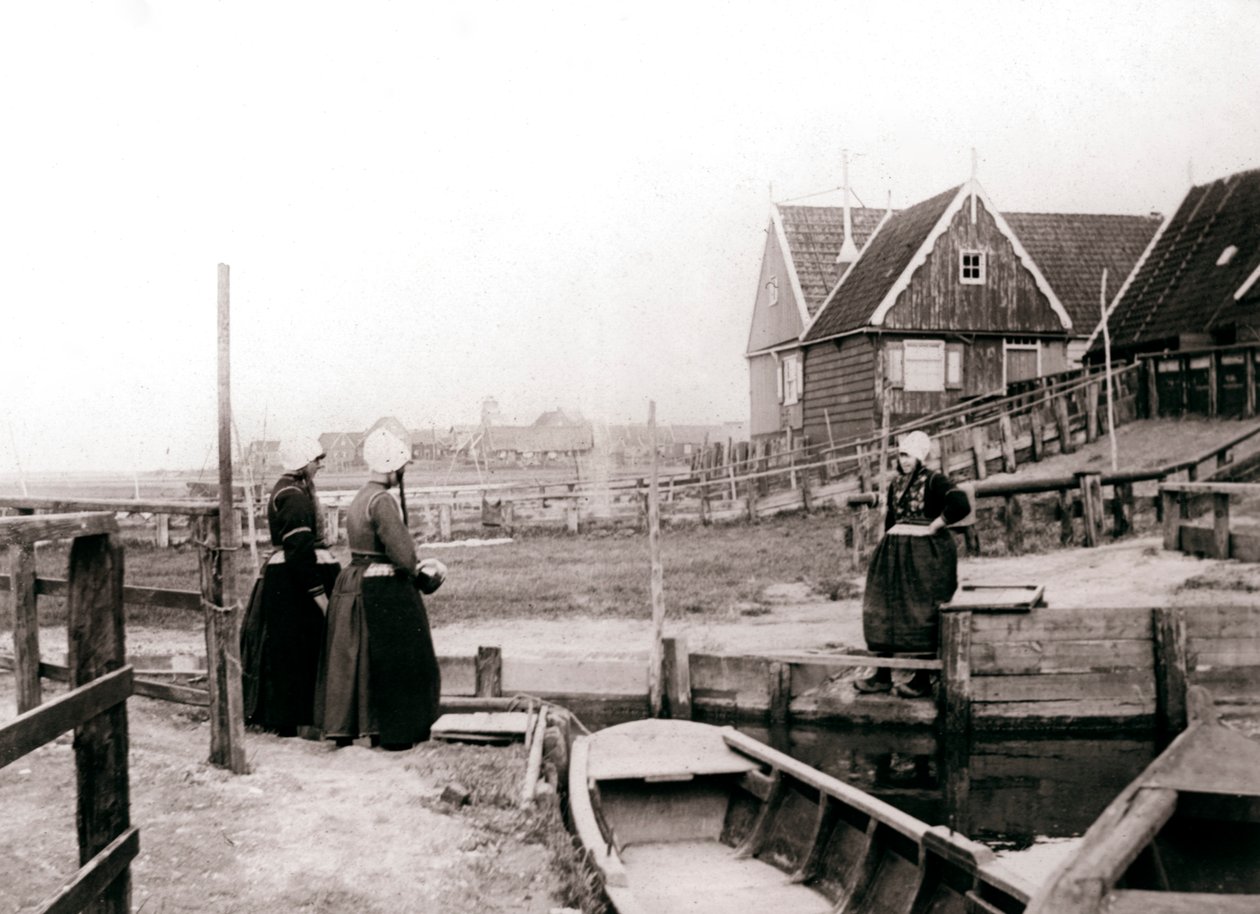 Ženy v tradičním oděvu, Marken Island, Nizozemsko, 1898 od James Batkin