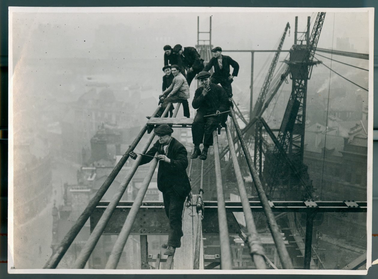 Dělníci nejistě seděli vysoko na vznikajícím Tyne Bridge v roce 1927 od James Geddie