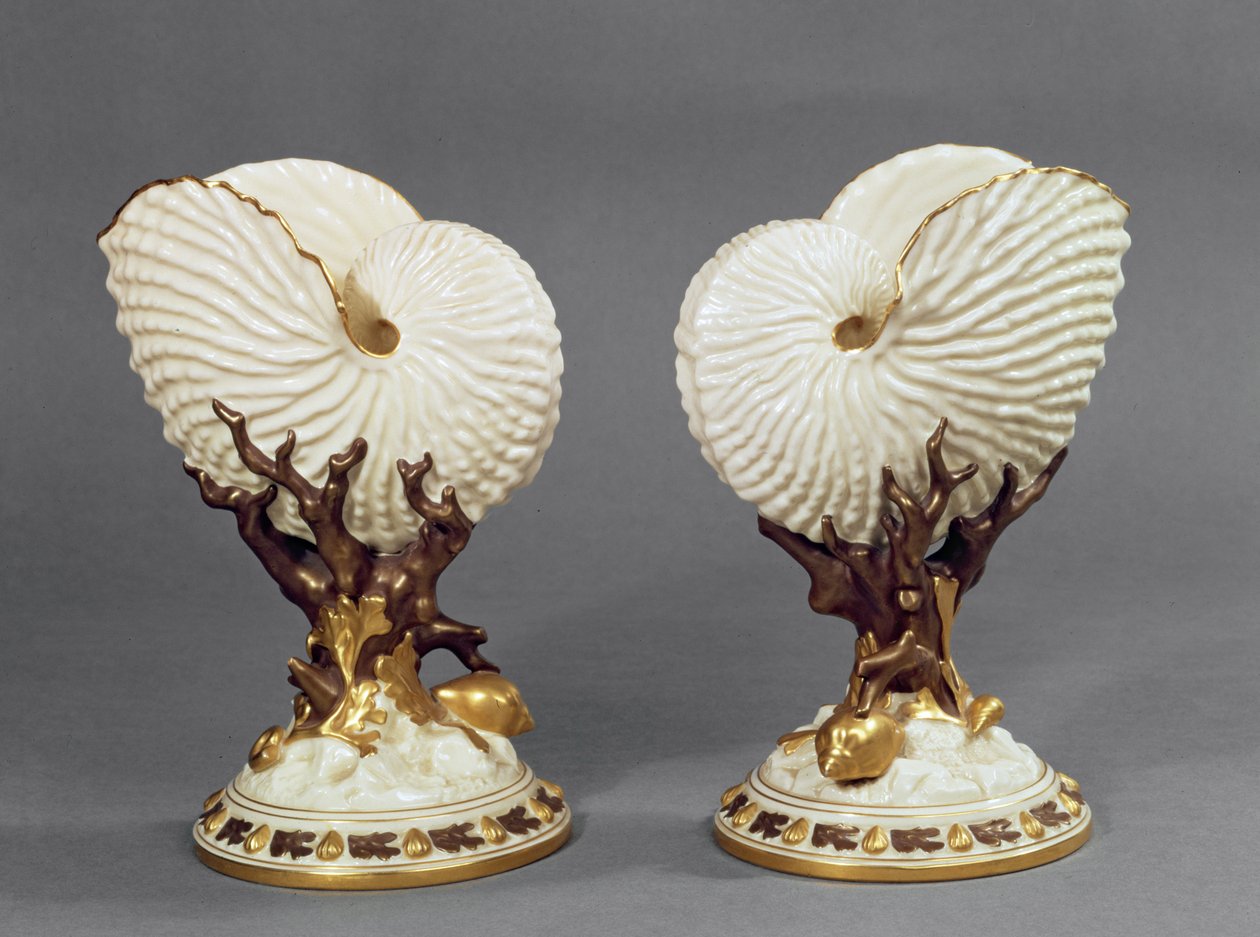 Pár váz z Worcesteru ve tvaru mušle Nautilus, porcelán z roku 1880 od James Hadley