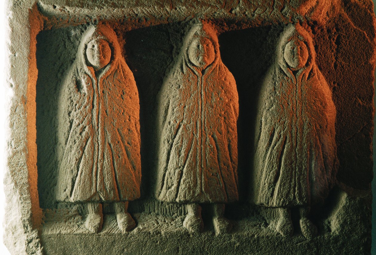 Reliéfní socha zobrazující místní božstva zahalená do pláště proti chladu. Housesteads R... od James L Stanfield