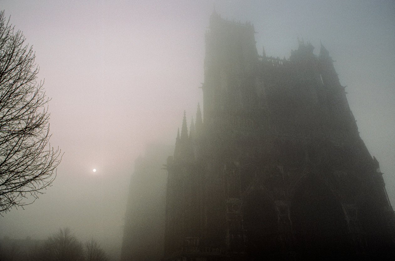 Pohled na katedrálu Notre-Dame v Amiens v ranní mlze. KATEDRÁLA NOTRE-DAME, AMIENS,... od James L Stanfield