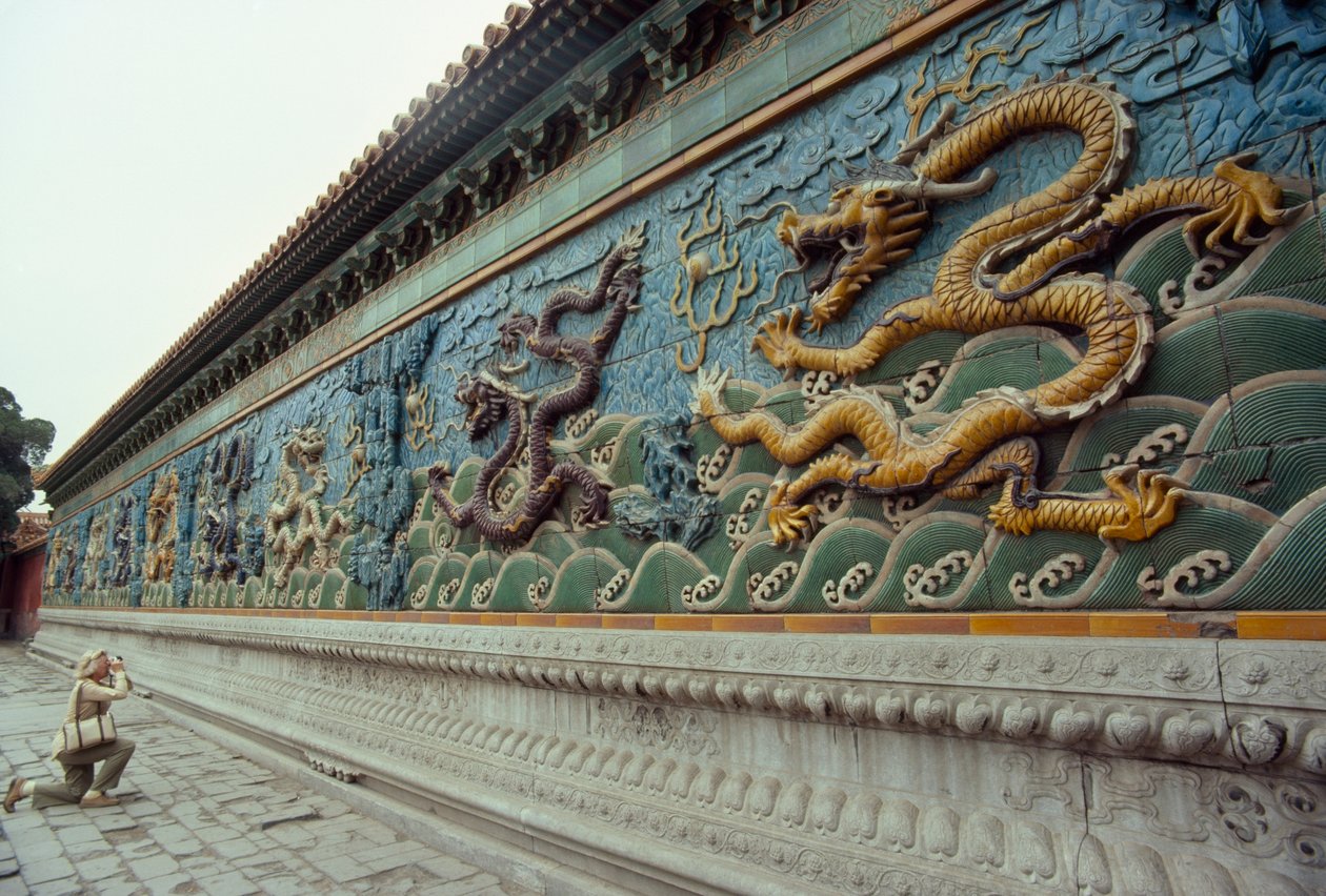 Žena fotografuje obrazovku Devíti draků. Park Beihai, Peking, Čínská lidová republika. od James L Stanfield