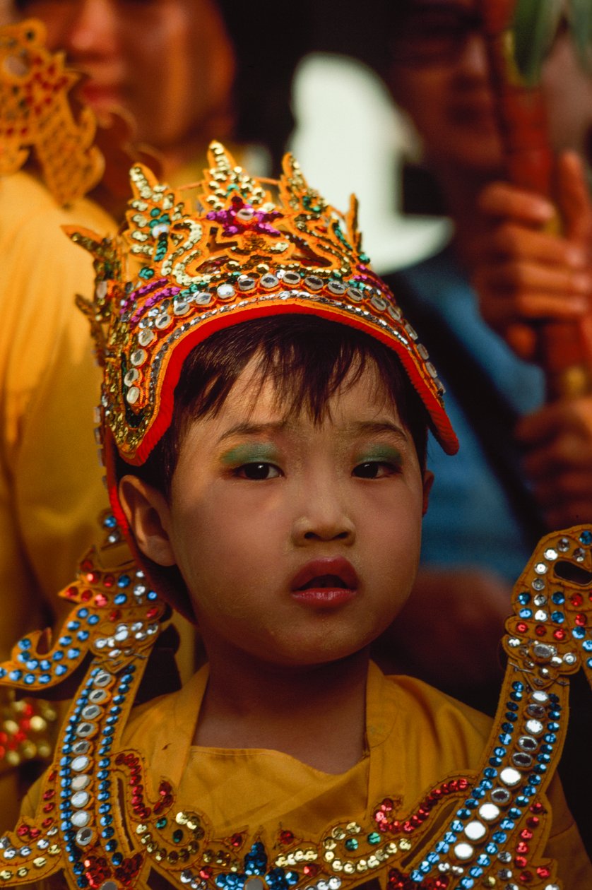 Mladý věřící na festivalu Tabaung. Pagoda Shwe Dagon, Rangún, Barma. od James L Stanfield