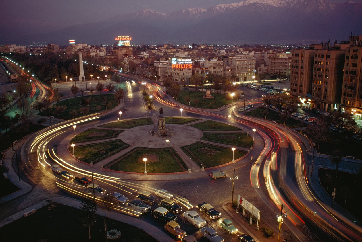 Auto, světla města osvětlují náměstí Baquedano. Santiago, Chile od James L Stanfield