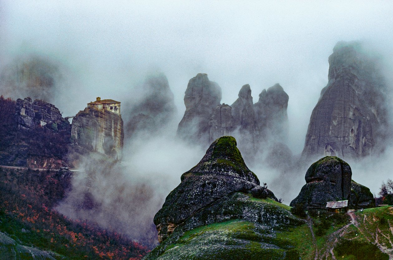 Kláštery ze čtrnáctého století, skalní útvary zahalené v mlze. Klášter Meteora... od James L Stanfield