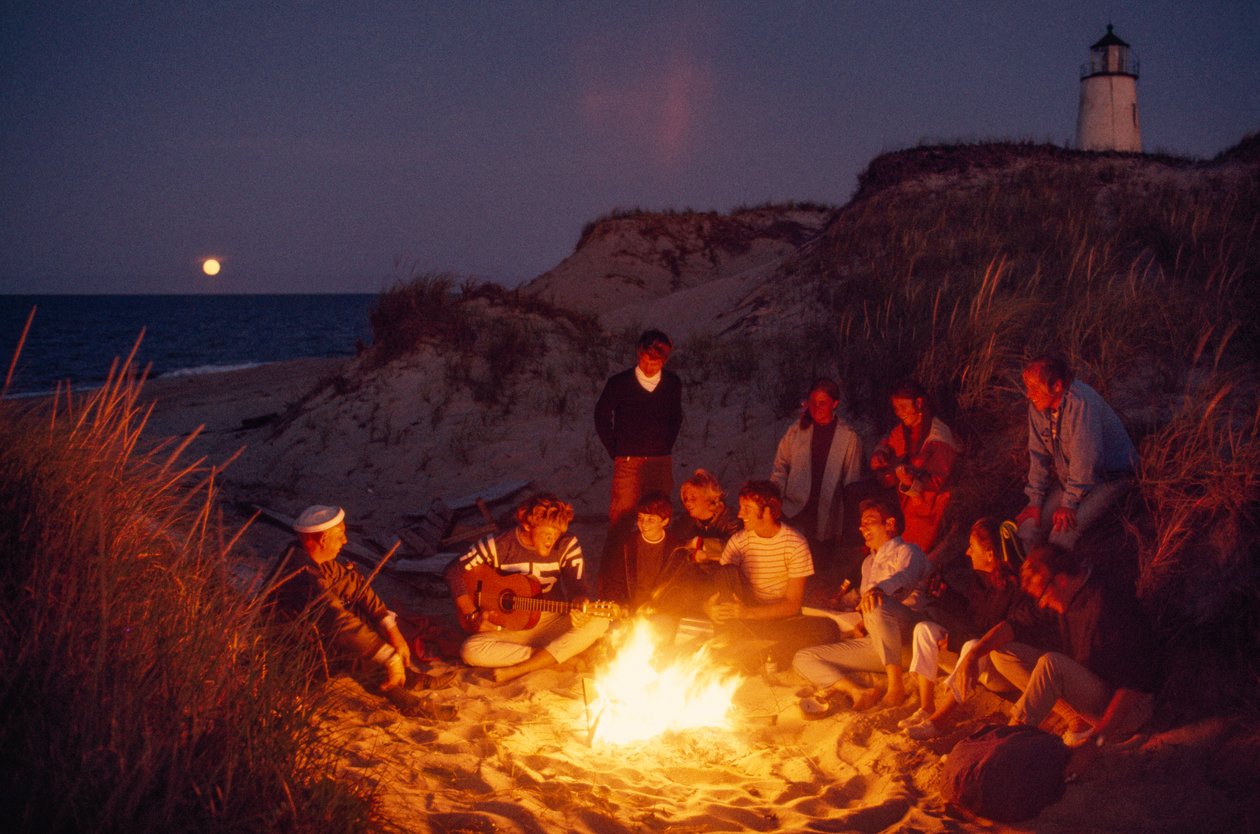 Přátelé se scházejí u letního táboráku u majáku Great Point. Nantucket Isl,,... od James L Stanfield
