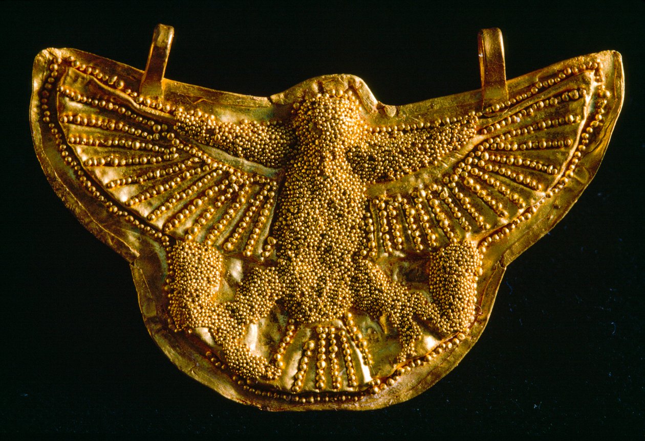 Zlatý přívěsek sokola z Muzea podmořské archeologie v Bodrumu. Bodrum, Turecko. od James L Stanfield