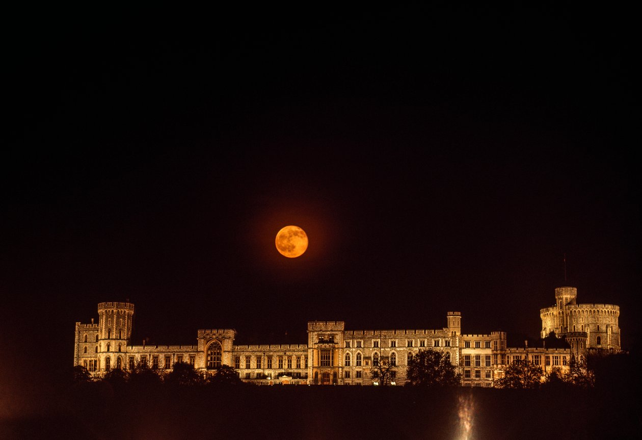 Východ měsíce nad hradem Windsor. Windsor, Anglie. od James L Stanfield