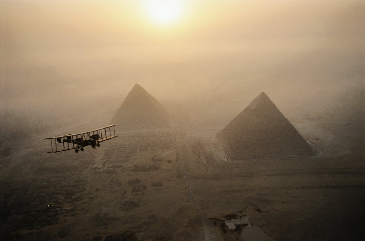 Historický letoun Vimy letí nad mlhou zahalenými pyramidami za zlatého slunce a... od James L Stanfield