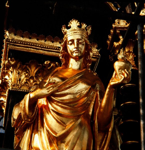 Charita, jedna ze čtyř křesťanských ctností z baldachýnové věže Albertova památníku, dokončena v roce 1876 (pozlacený bronz) od James Redfern