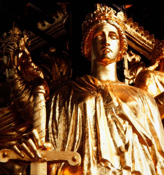Spravedlnost, jedna ze čtyř hlavních ctností z baldachýnové věže Albertova památníku, dokončená v roce 1876 (pozlacený bronz) od James Redfern