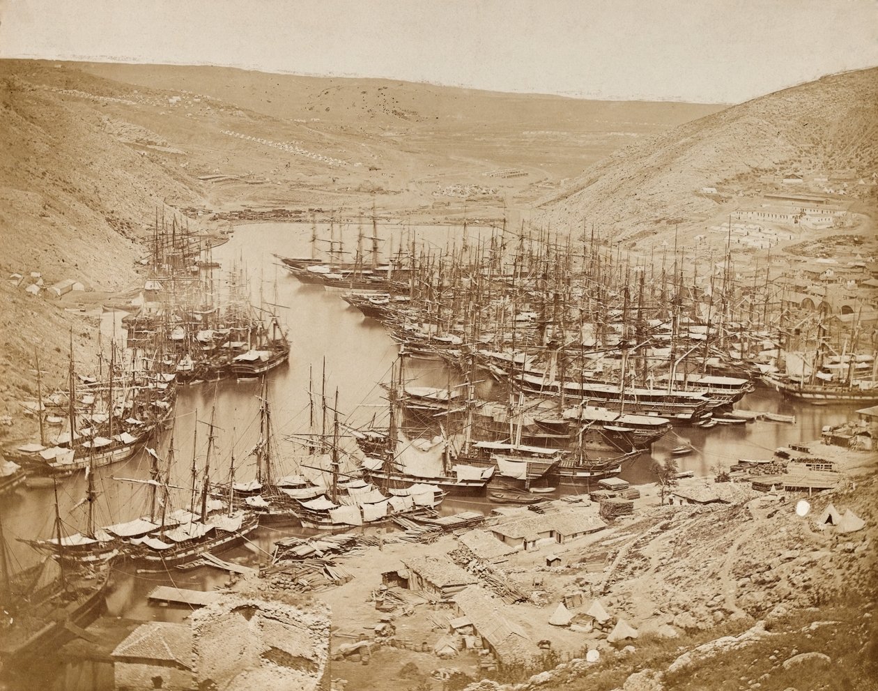 Přístav Balaklava, při pohledu na sever, 1856 (sépiová fotografie) od James Robertson