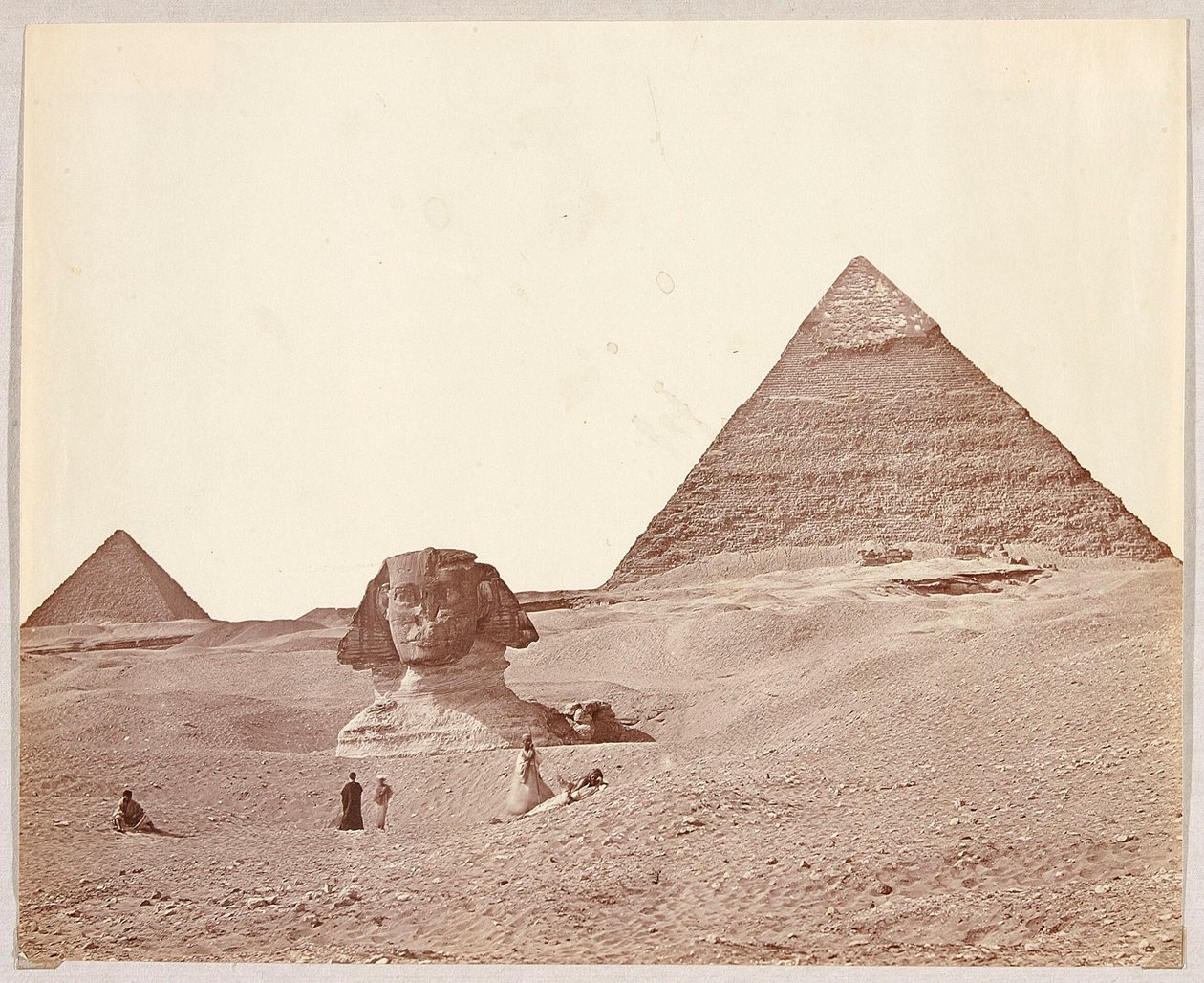 Egypt. Gíza. Sfinga na pozadí pyramid Cheopse a Mykerina od James Robertson