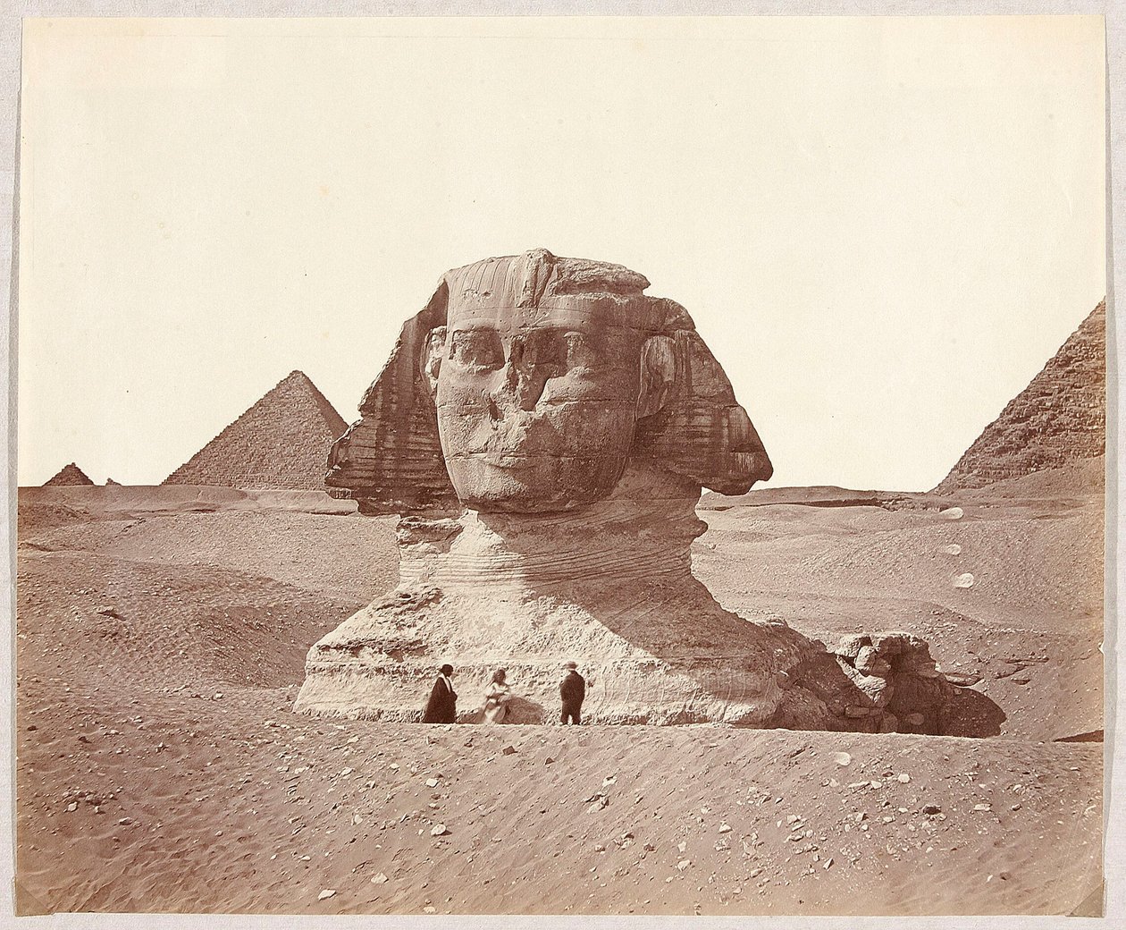 Egypt. Gíza. Sfinga na pozadí Mykerinovy pyramidy od James Robertson