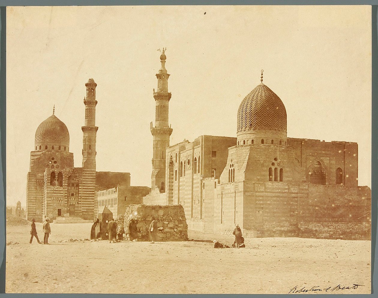 Egypt. Káhira. Dva náboženské pohřební komplexy v Severní nekropoli: mamlúckého sultána Inala, polovina 15. století [vpravo], a mamlúckého emíra Kurkumase, počátek 16. století [vlevo] od James Robertson