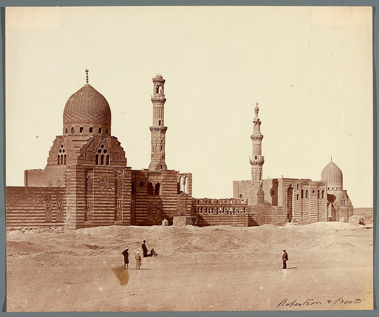 Egypt. Káhira. Dva náboženské pohřební komplexy v Severní nekropoli: mamlúckého sultána Inala (polovina 15. století) [vpravo] a mamlúckého emíra Kurkumase (počátek 16. století) [vlevo] od James Robertson