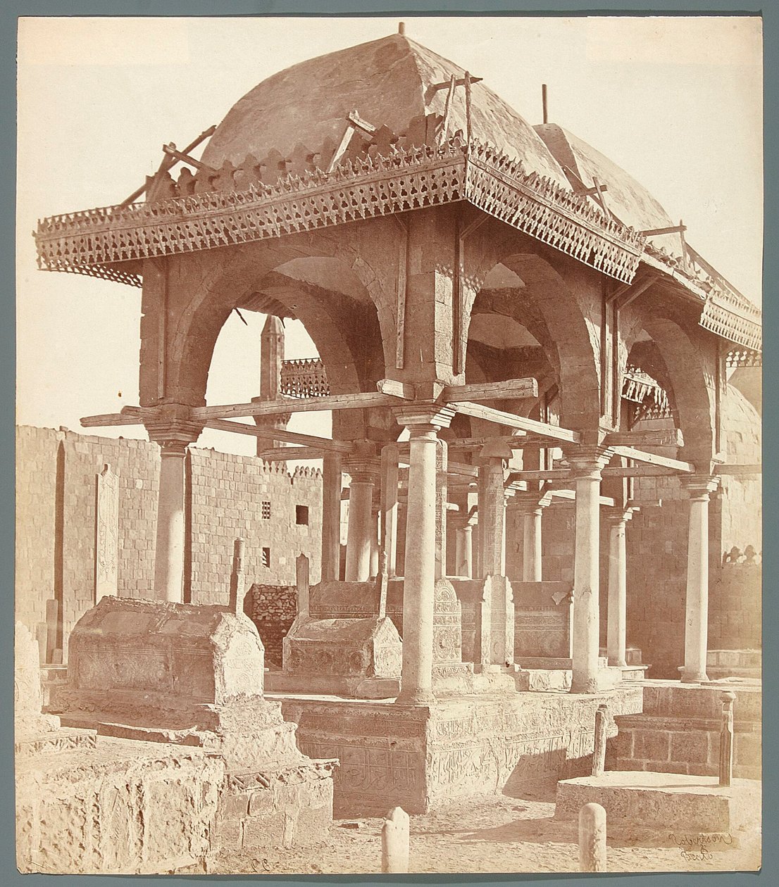 Egypt. Káhira. Rodinné hrobky z osmanské doby v jižní nekropoli (18. století) od James Robertson