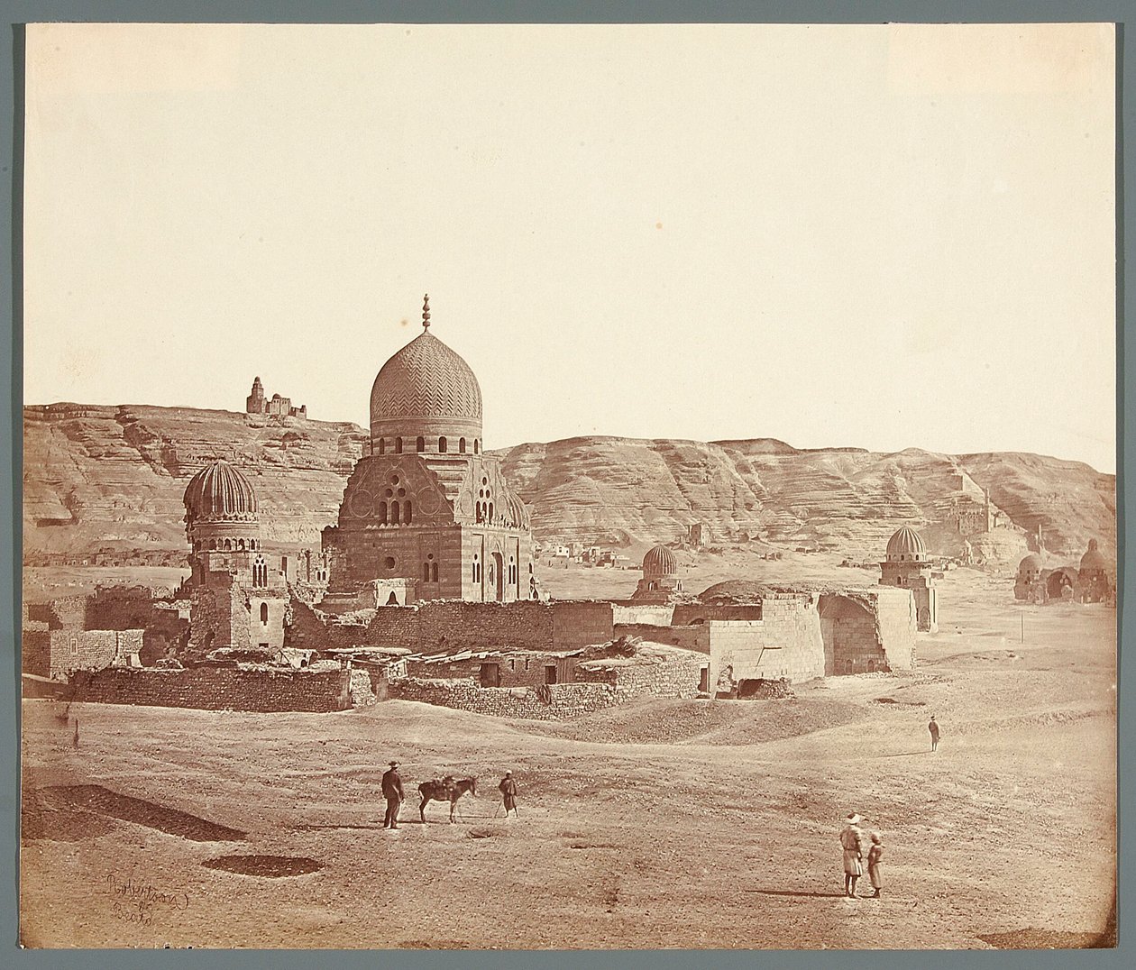 Egypt. Káhira. Jižní nekropole. V popředí mauzoleum Sudun (1504), v pozadí na náhorní plošině Mukattam mešita Al-Džujuší od James Robertson