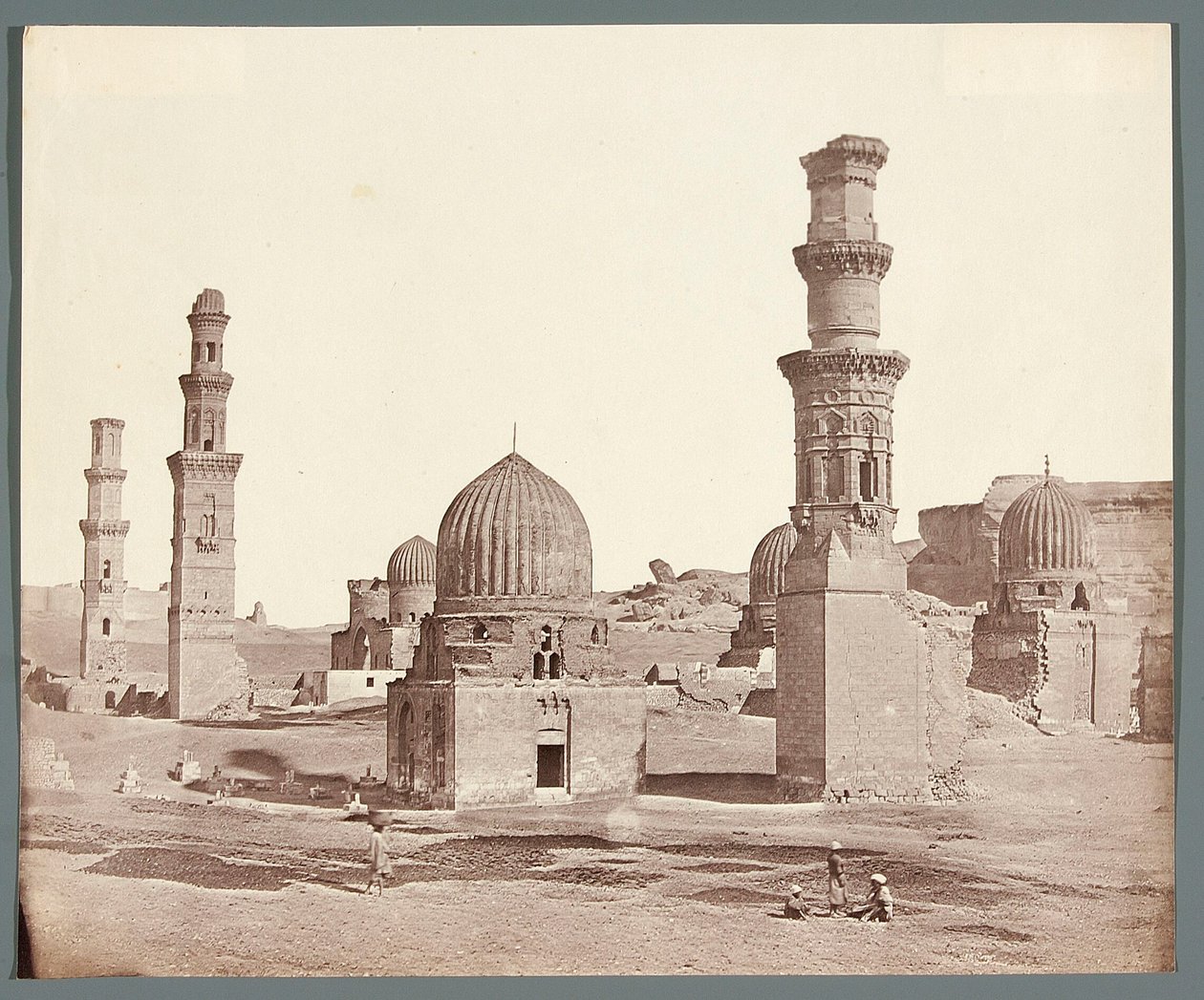 Egypt. Káhira. Jižní nekropole. V popředí minaret u mauzolea Ali Badra Al-Karafiho (1300-1310), v pozadí minaret Kusum z mamlúckého období od James Robertson